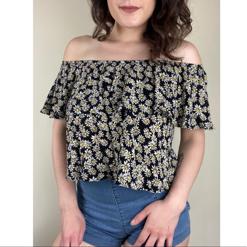 Off the Shoulder Daisy Print Crop Top